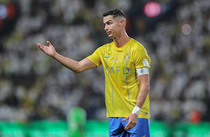 Cristiano ronaldo alzando la mano con gesto de "mira"